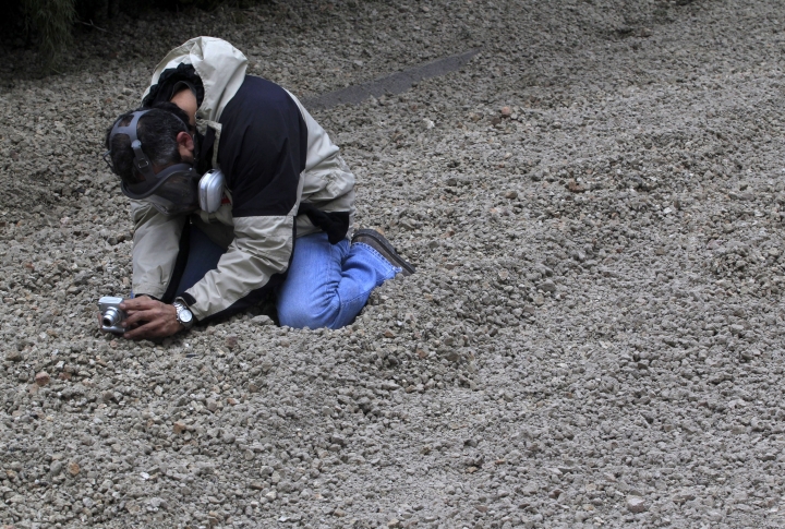 A man taking picture of volcanic ash. ©REUTERS/Ivan Alvarado