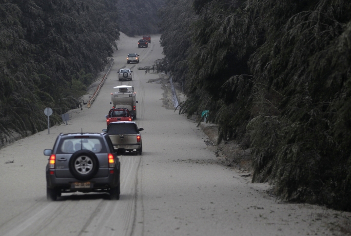 Cars driving along the road covered with volcanic ash. ©REUTERS/Ivan Alvarado