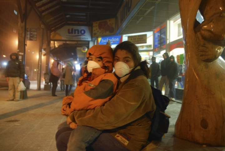 A woman and her child wearing respirators to protect themselves from volcanic ash. ©REUTERS