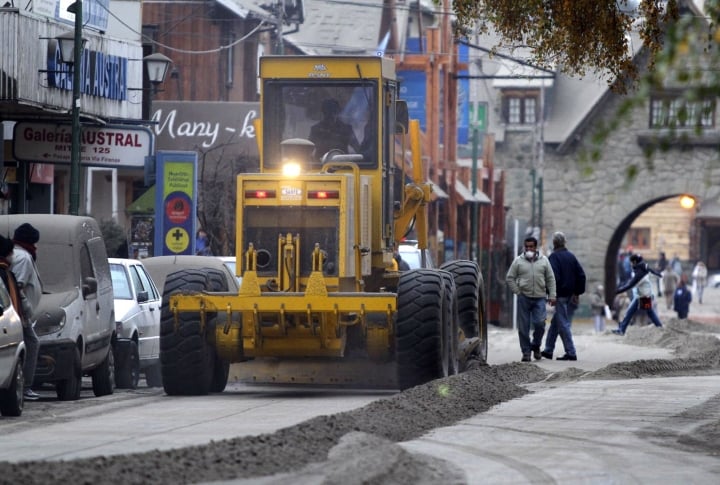 Heavy road vehicles cleaning the roads off volcanic ash. ©REUTERS