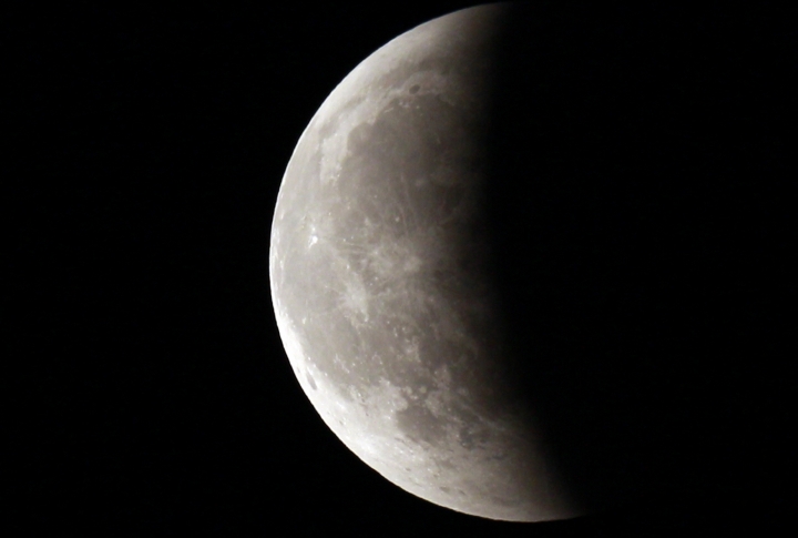 Lunar eclipse in Rome, Italy. ©REUTERS/Tony Gentile