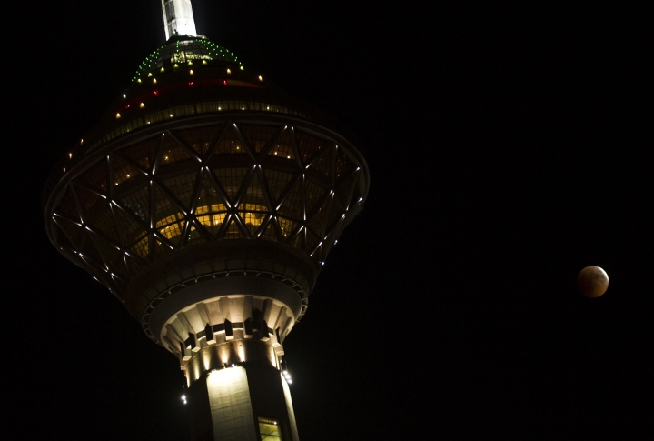 Lunar eclipse at the backgfound of Milad Tower in tehran. ©REUTERS/Raheb Homavandi