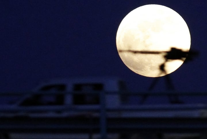 Moon at the background of the shotgun on the rebels' truck in Benghazi, Libya. ©REUTERS/Mohamed Abd El Ghany