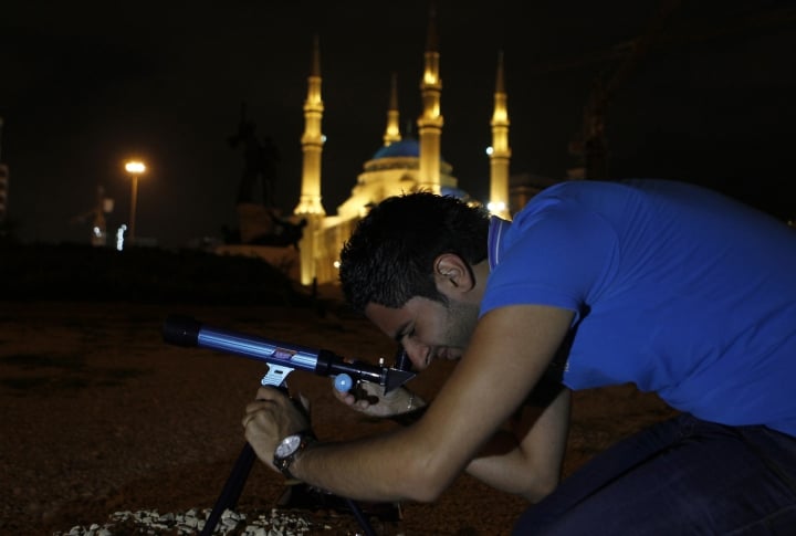 A man watching lunar eclipse via telescope in Beirut, lebanon. ©REUTERS/Jamal Saidi