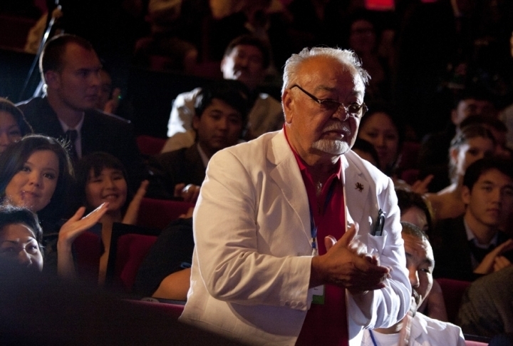 Maestro of Kazakhstan cinema Asanali Ashimov greets the guests of the ceremony. Photo by Vladimir Dmitriyev©