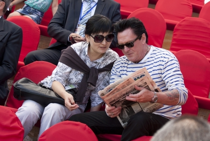 Michael Madsen reads local press in between interviews. Photo by Vladimir Dmitriyev©