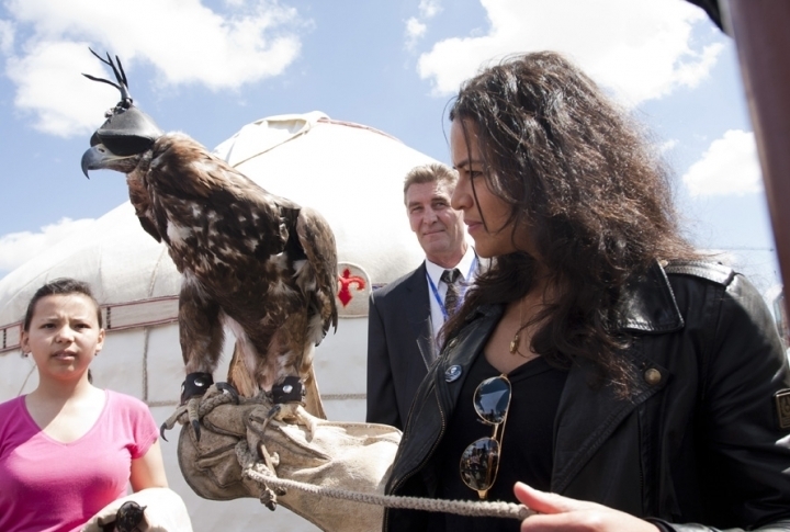 Michelle Rodriguez is not scared of exotic and wild birds. Photo by Vladimir Dmitriyev©