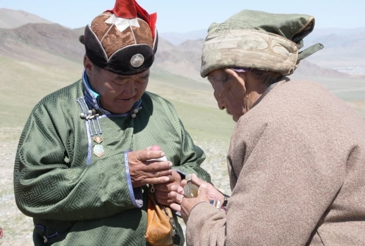 Exchange of bottles with naswar is part of greeting ceremony in Mongolia. (Naswar is a type of dipping tobacco, made from fresh tobacco leaves, calcium oxide and wood ash.) ©Zhuldyz Seisenbekova