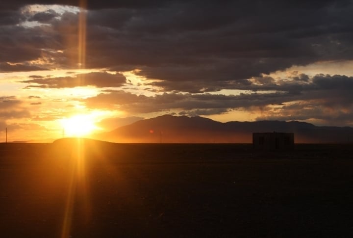 The expedition had to spend a night in the steppe because of a delay. ©Zhuldyz Seisenbekova