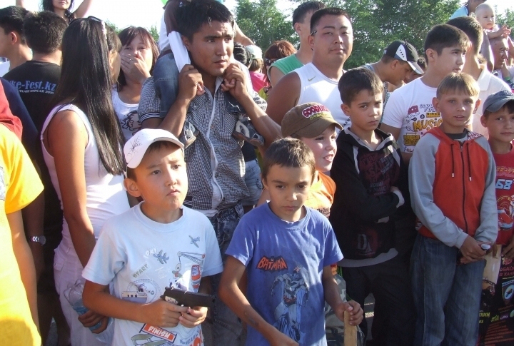 Some of the kids were not impressed with the parade. ©Roza Yessenkulova 