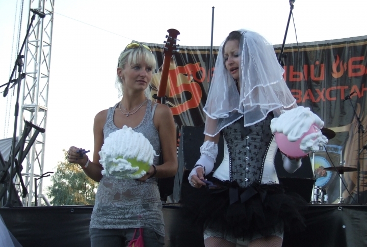 Shaving balloons before marriage. ©Roza Yessenkulova 