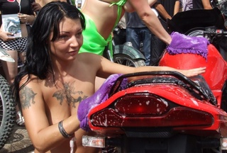 People lined up to get their bikes washed. Guys were eager to spend money. ©Roza Yessenkulova