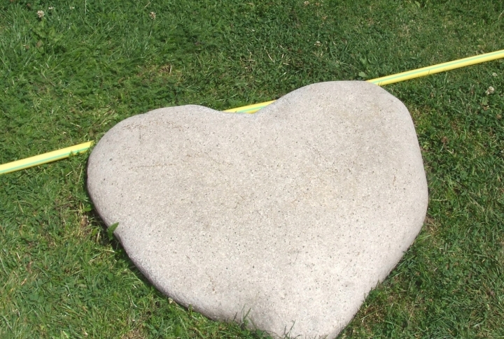 Heart-form stone was found near the Tien Shan mountains. ©Roza Yesenkulova