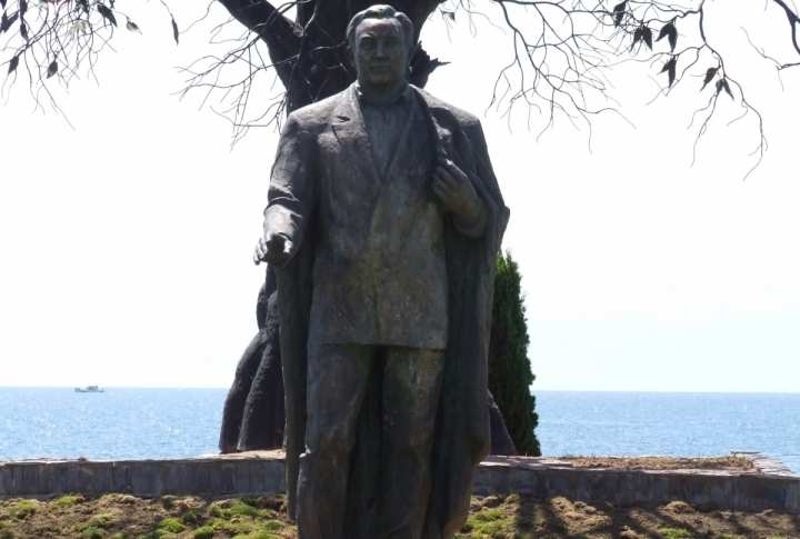 Statue of President Nursultan Nazarbayev near the lake. ©Roza Yesenkulova