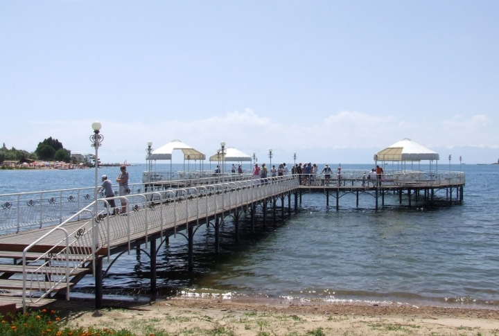 Tourists use the peliod found at the botton of Issyk-Kul. ©Roza Yesenkulova