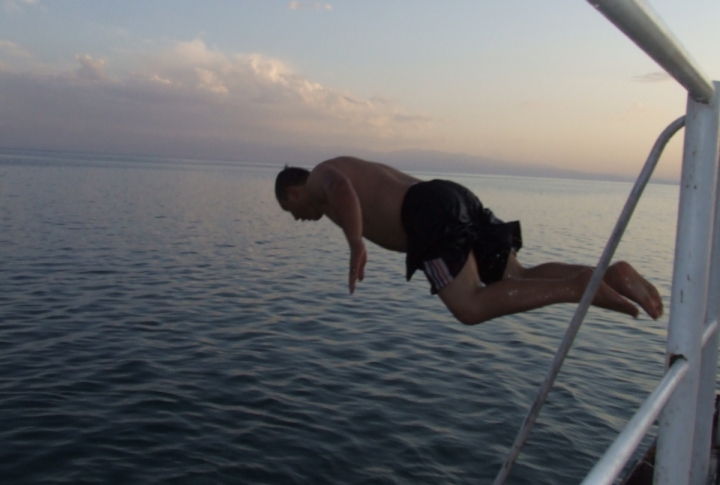 The sign "No jumping form the pier. Water 1.8 m deep" fails to stop some. ©Roza Yesenkulova