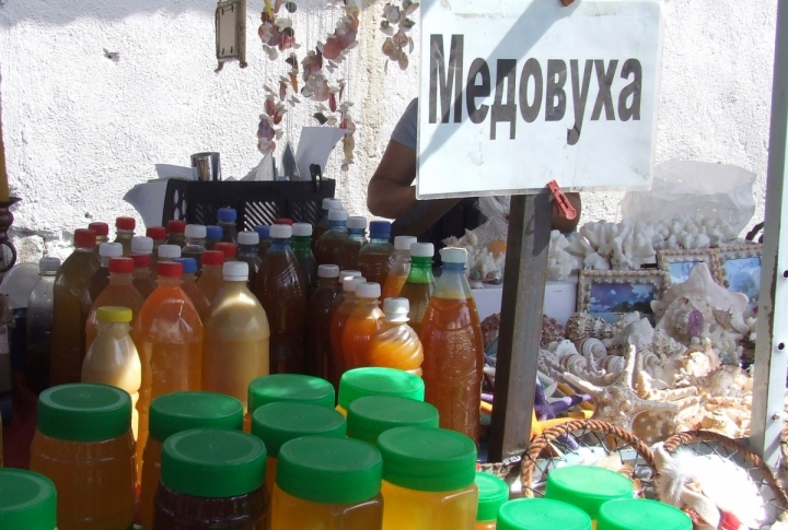 Mountain flower honey starting from 100 som per kilo. ©Roza Yesenkulova