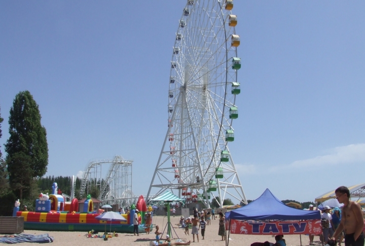 Abservation wheel near the "Golden Sands" resort - 150 som per a ride. ©Roza Yesenkulova