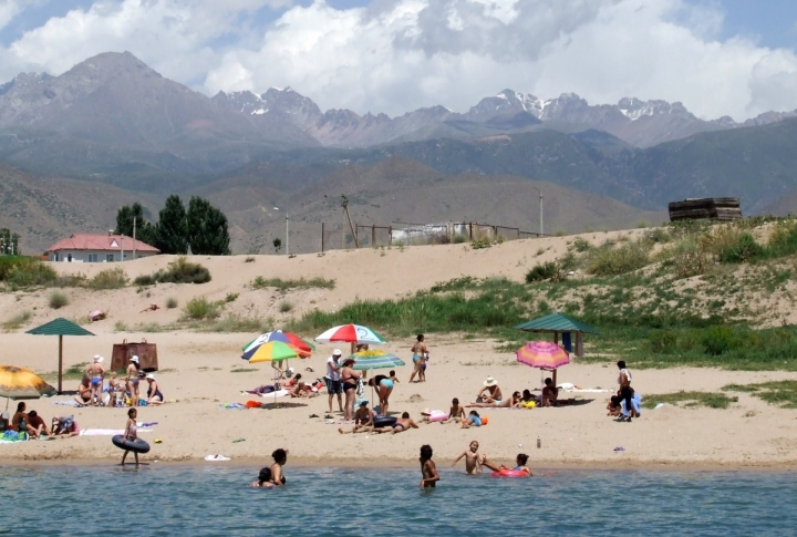 "Cholpan-Ata" is one of the town's beaches. ©Roza Yesenkulova