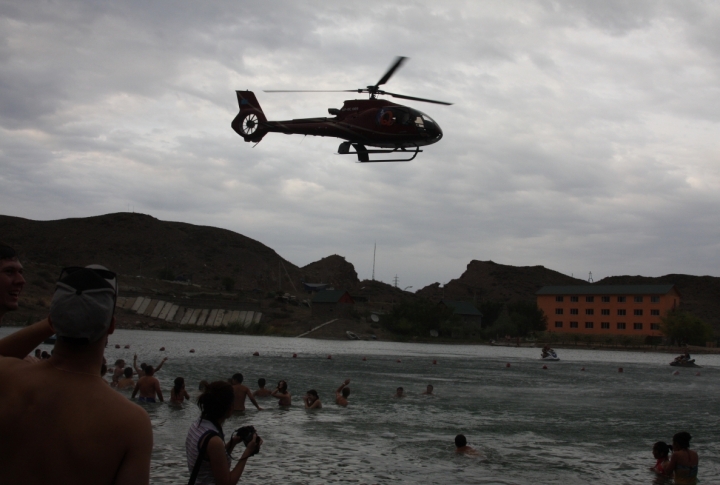 Colored baloons were falling from the helicopter. ©Roza Yessenkulova