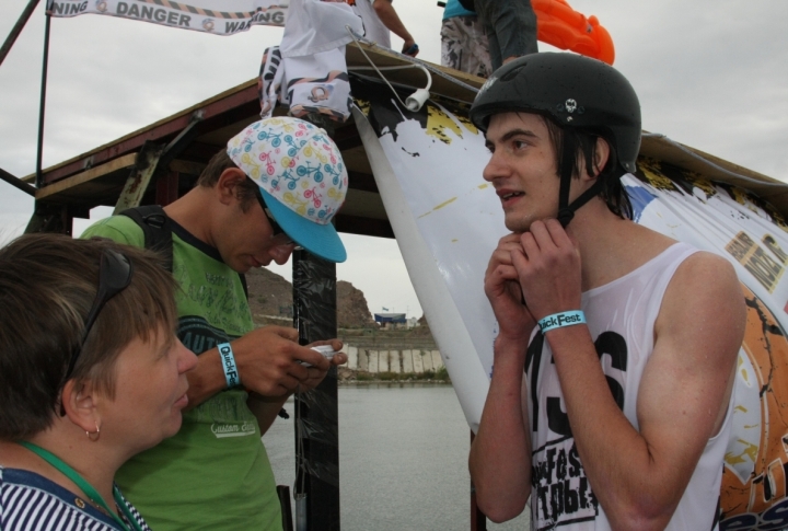 Participant of QUICK FEST surrounded by journalists. ©Roza Yessenkulova