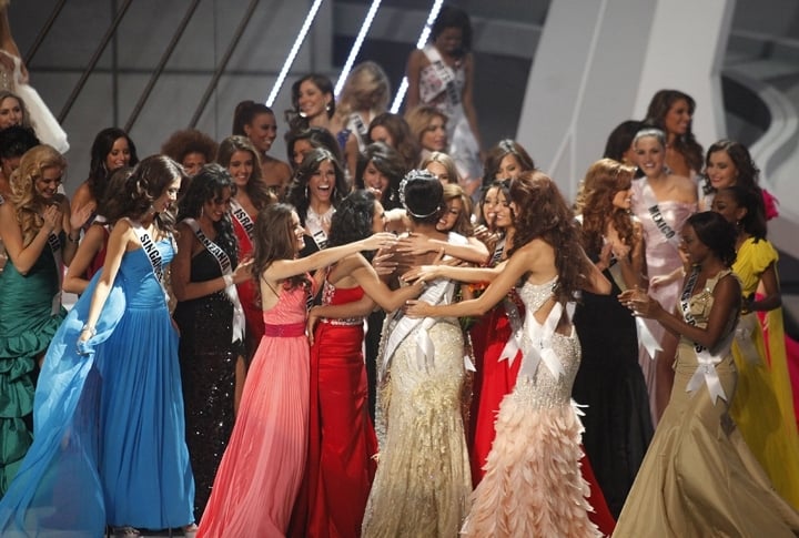 Miss Angola Leila Lopes (C, back to camera) is congratulated by the other contestants after being named Miss Universe 2011 during the Miss Universe pageant in Sao Paulo September 12, 2011. ©REUTERS/Nacho Doce