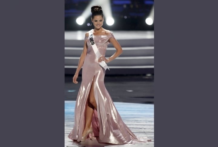 Miss Mexico 2011 Karin Ontiveros presents her evening gown during the Miss Universe preliminary competition in Sao Paulo September 8, 2011. The contestants are in Sao Paulo for the 2011 Miss Universe pageant which will be held on September 12. ©REUTERS/Nacho Doce