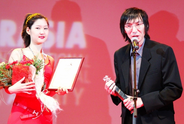 Nariman Turebayev awarding the prize for the best film-maker's work, Sunny Days movie. <br>Photo by Aizhan Tugelbayeva©