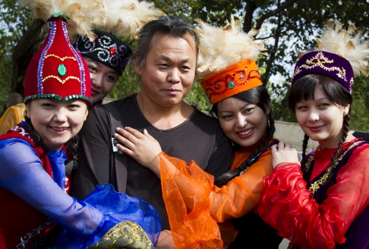 Women taking pictures with Kim Ki Duk. <br>Photo by Vladimir Dmitriyev©