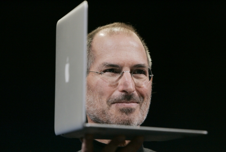 Apple CEO Steve Jobs shows the new MacBook Air during the Macworld Convention and Expo in San Francisco, California January 15, 2008. <br>©REUTERS/Robert Galbraith