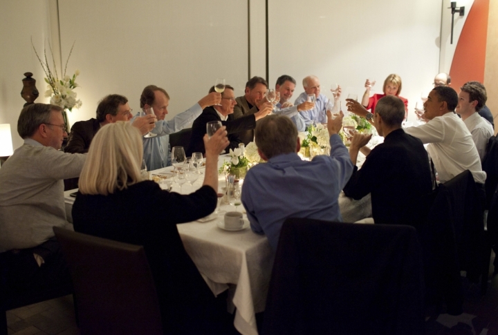 U.S. President Barack Obama (2nd R) joins a toast with Technology Business Leaders at a dinner in Woodside, California, on February 17, 2011. <br>©REUTERS/Ho New