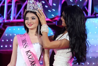 Miss Kazakhstan-2010 Zhanna Zhumaliyeva officially transferring the crown to new Miss Kazakhstan. <br>Photo by Aizhan Tugelbayeva/Tengrinews©