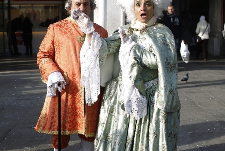 Revellers pose in St. Mark's Square during the Venetian Carnival in Venice. ©REUTERS/Tony Gentile