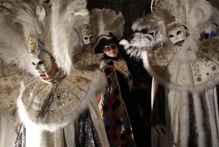 Revellers pose in St. Mark's Square during the Venetian Carnival in Venice. ©REUTERS/Tony Gentile