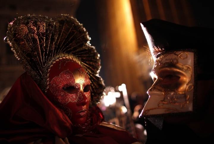 Revellers pose in St. Mark's Square during the Venetian Carnival in Venice. ©REUTERS/Tony Gentile