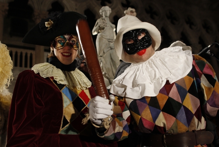 Revellers pose in St. Mark's Square during the Venetian Carnival in Venice. ©REUTERS/Tony Gentile