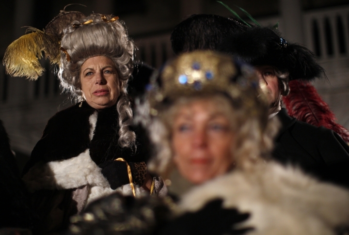 Revellers pose in St. Mark's Square during the Venetian Carnival in Venice. ©REUTERS/Tony Gentile