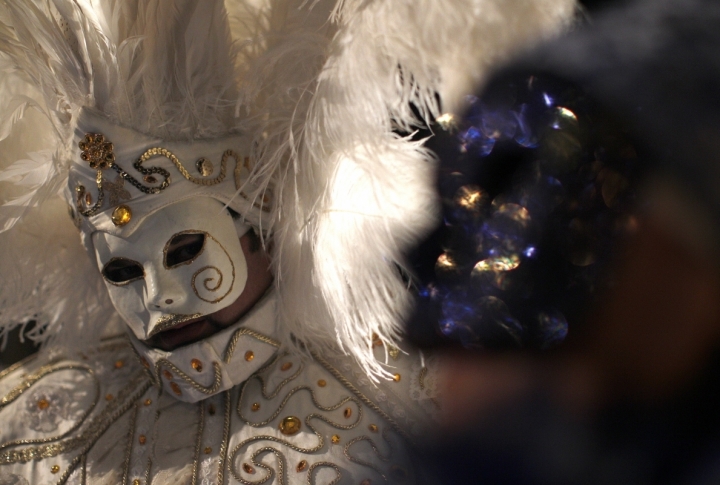 Revellers pose in St. Mark's Square during the Venetian Carnival in Venice. ©REUTERS/Tony Gentile