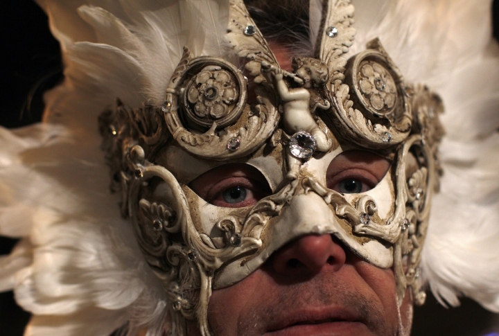 Revellers pose in St. Mark's Square during the Venetian Carnival in Venice. ©REUTERS/Tony Gentile