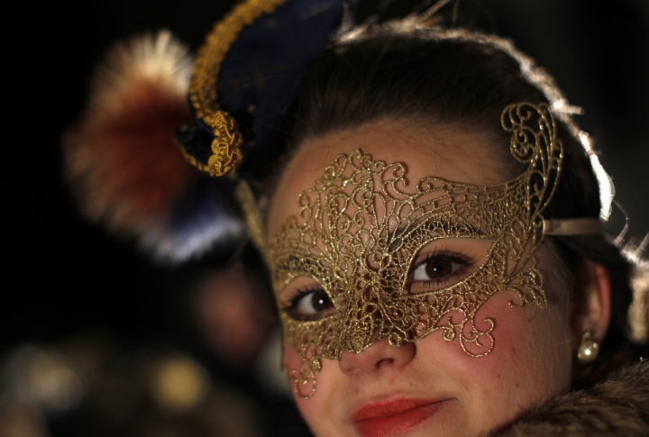 Revellers pose in St. Mark's Square during the Venetian Carnival in Venice. ©REUTERS/Tony Gentile