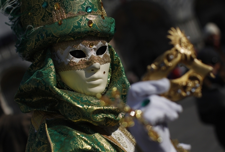 Revellers pose in St. Mark's Square during the Venetian Carnival in Venice. ©REUTERS/Tony Gentile