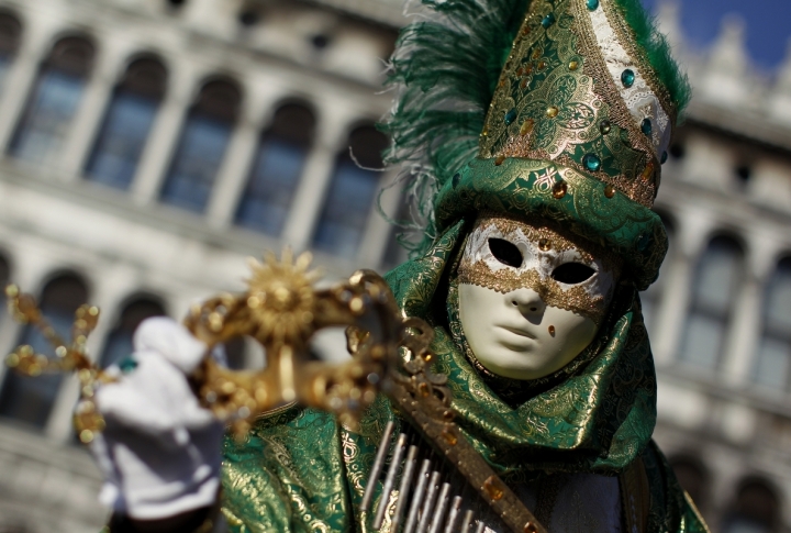 Revellers pose in St. Mark's Square during the Venetian Carnival in Venice. ©REUTERS/Tony Gentile