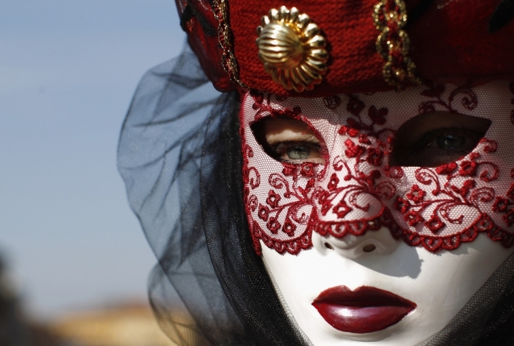 Revellers pose in St. Mark's Square during the Venetian Carnival in Venice. ©REUTERS/Tony Gentile