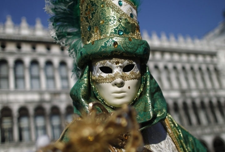 Revellers pose in St. Mark's Square during the Venetian Carnival in Venice. ©REUTERS/Tony Gentile