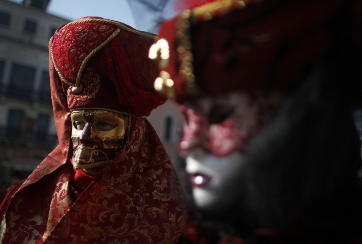 Revellers pose in St. Mark's Square during the Venetian Carnival in Venice. ©REUTERS/Tony Gentile