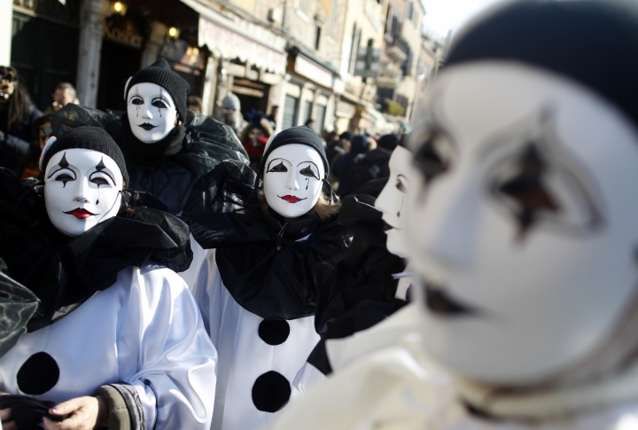 Revellers pose in St. Mark's Square during the Venetian Carnival in Venice. ©REUTERS/Tony Gentile