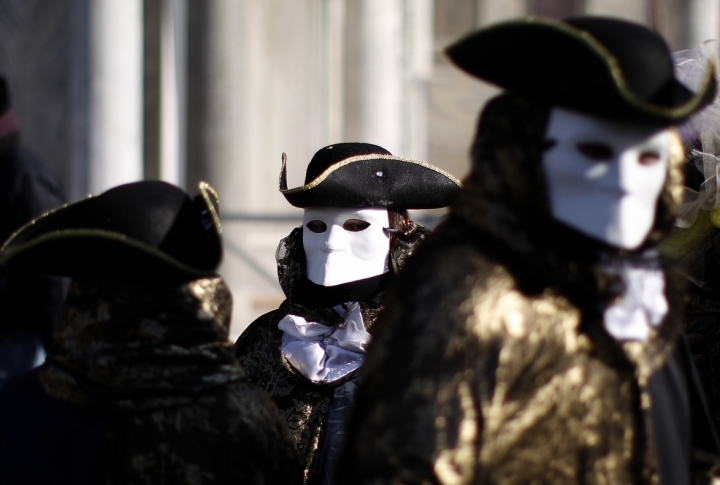 Revellers pose in St. Mark's Square during the Venetian Carnival in Venice. ©REUTERS/Tony Gentile