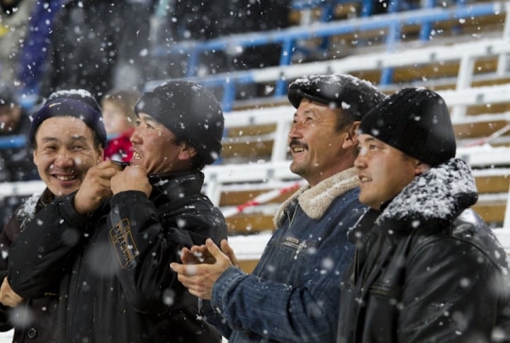 The fans thank the team for a beautiful game. <br>Photo by Vladimir Dmitriyev©