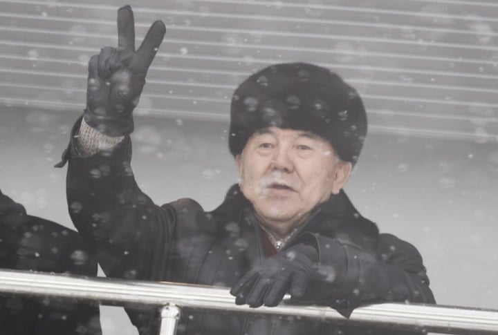 Kazakhstan President Nursultan Nazarbayev greeting Medeo club during the semi-final between Kazakhstan and Sweden. <br>Photo by Vladimir Dmitriyev©