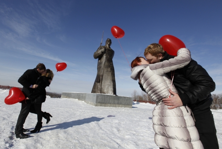 Couples kiss during a flashmob organised by a local television station on the eve of Valentines Day in the southern Russian city of Stavropol. ©REUTERS/Eduard Korniyenko